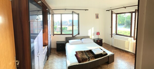 7 Schlafzimmer, Schreibtisch, Bügeleisen/Bügelbrett, WLAN