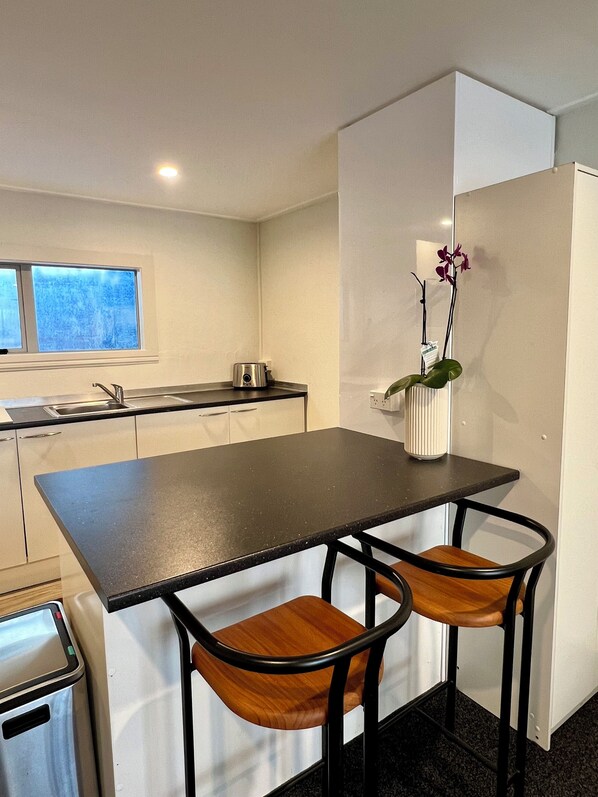 Mikrobølgeovn, brødrister og kjøkkenutstyr