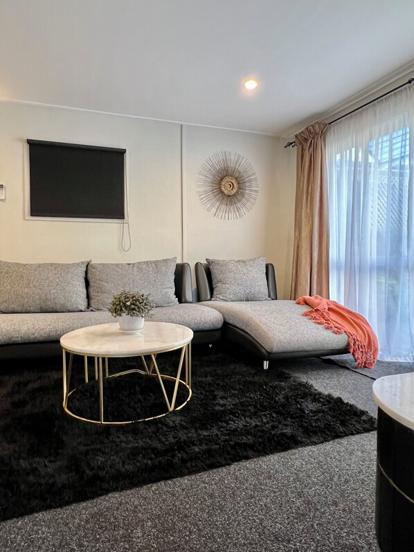 TV - Central Cozy Self-contained Space (Tauranga)