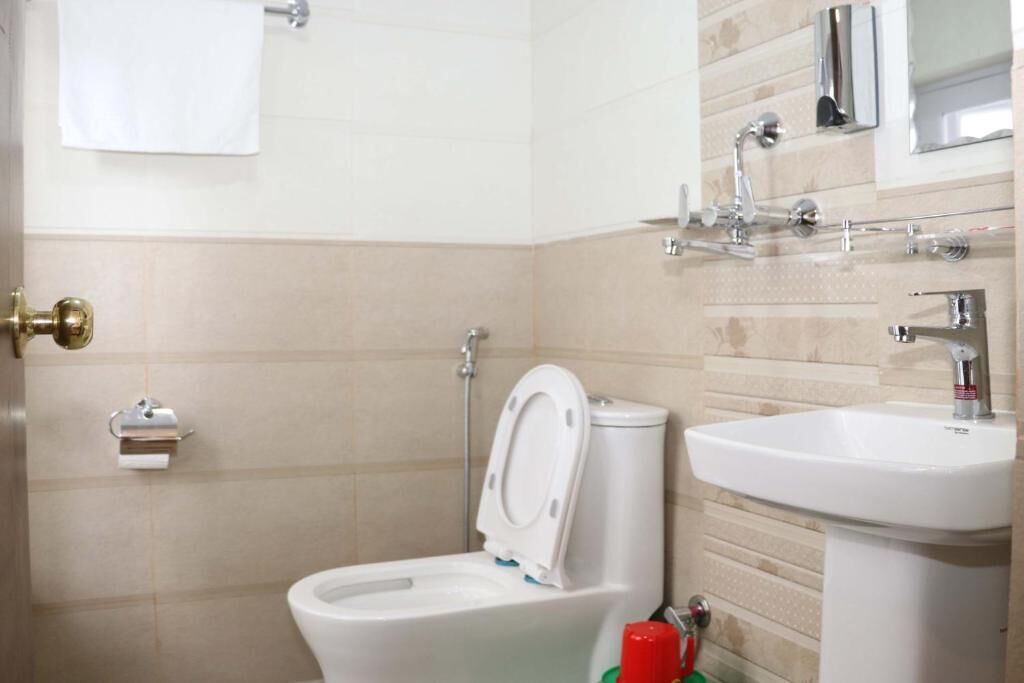 Buồng tắm vòi sen, khăn tắm, xà phòng, dầu gội 