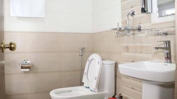 Buồng tắm vòi sen, khăn tắm, xà phòng, dầu gội