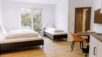 Dreibettzimmer | Zimmersafe, Schreibtisch, kostenloses WLAN, BettwÀsche