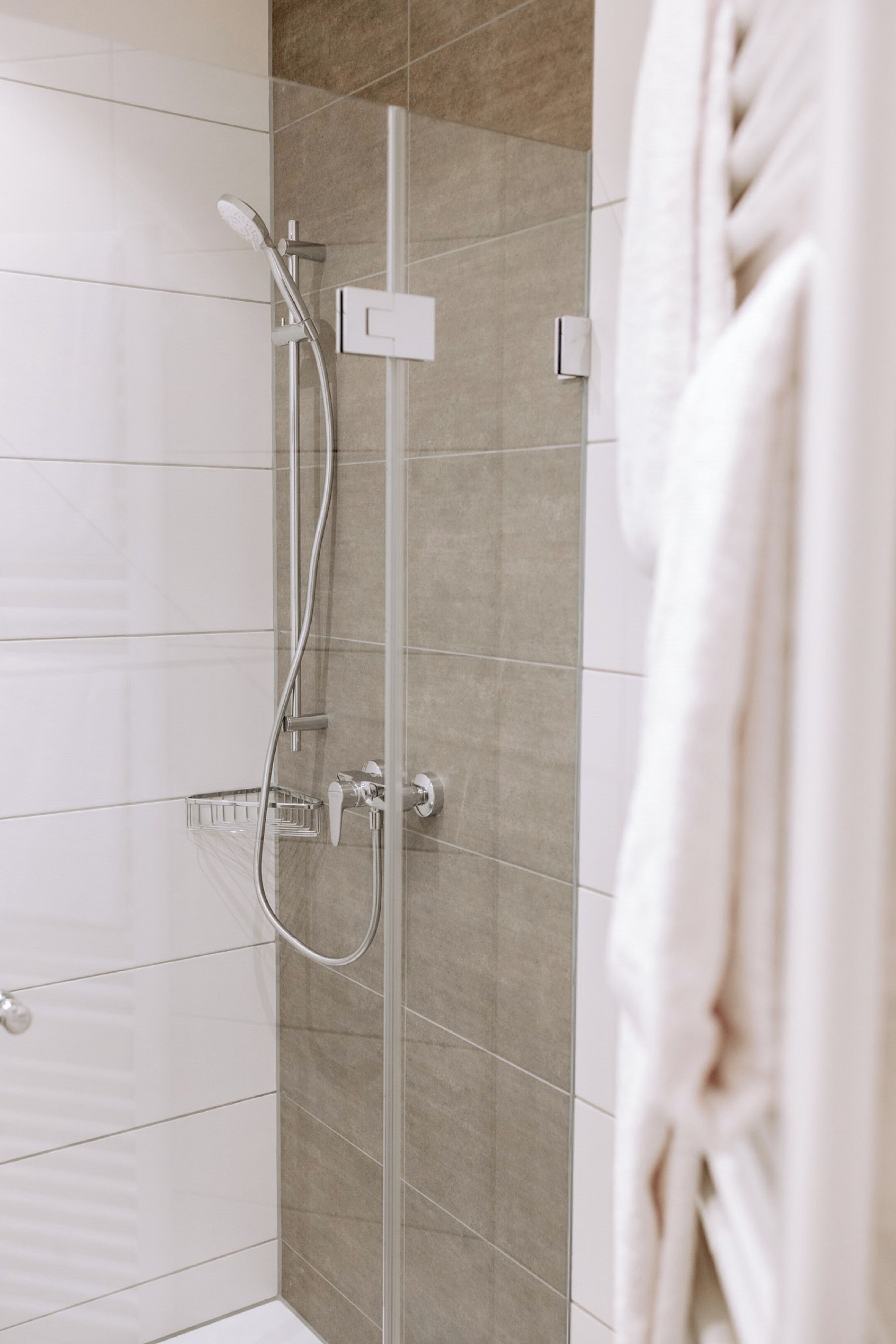 Dreibettzimmer | Badezimmer | Dusche, Handtücher