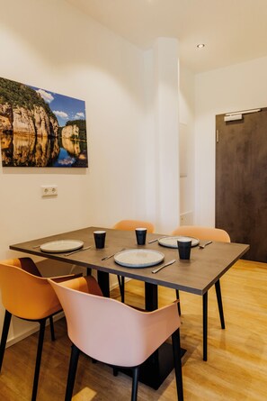 Triple Room | In-room safe, desk, free WiFi, bed sheets - Heufeldboardinghouse (Kelheim)