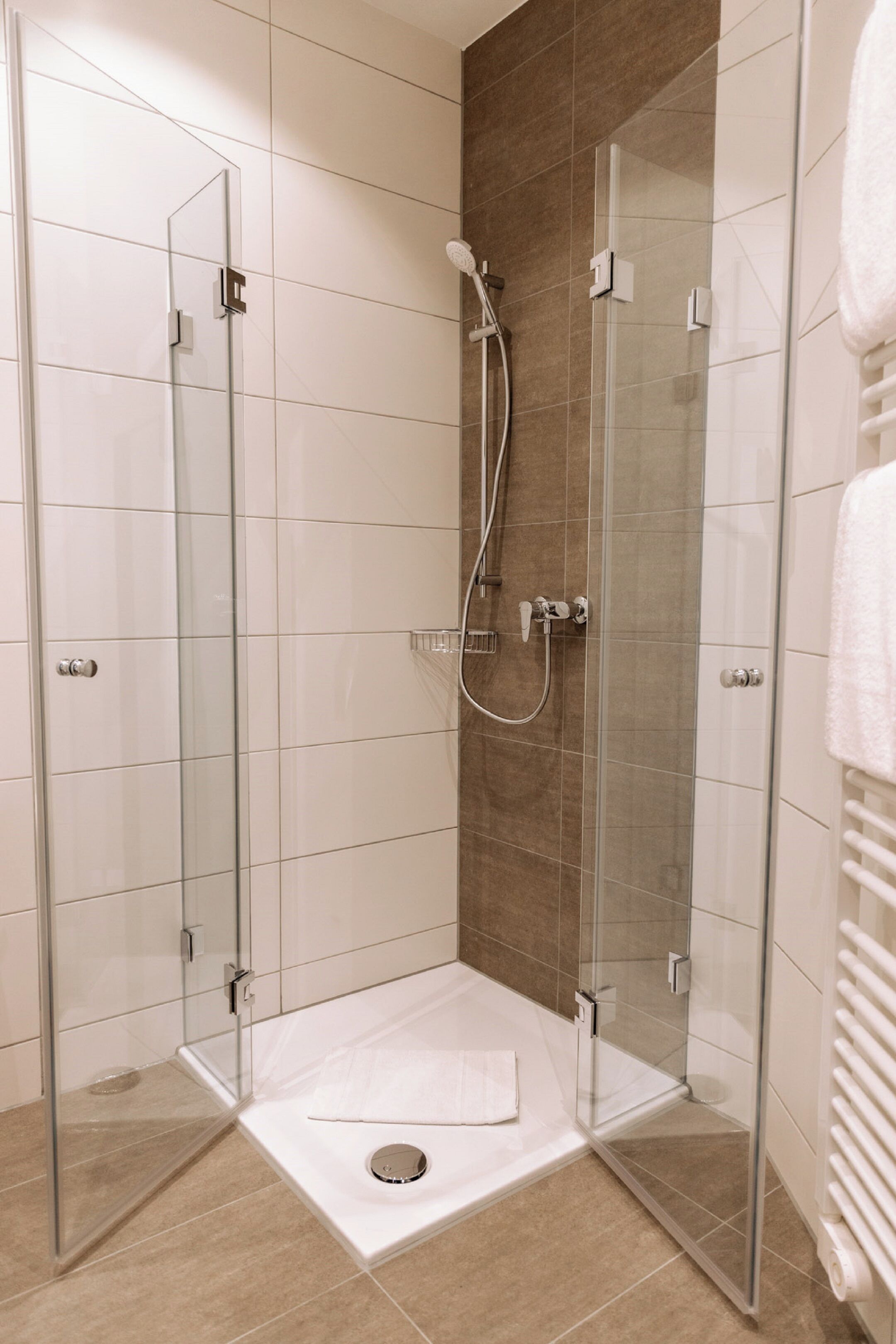 Værelse til 3 personer | Badeværelse | Bruser, håndklæder