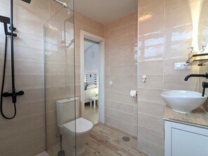 Douche, sèche-cheveux, serviettes fournies, papier toilette