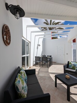Outdoor dining - Casa Carmon, beautiful newly listed holiday rental in the sun (Corralejo)