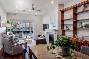 Älytelevisio, takka, DVD-soitin, työhuone