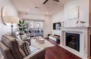 Älytelevisio, takka, DVD-soitin, työhuone