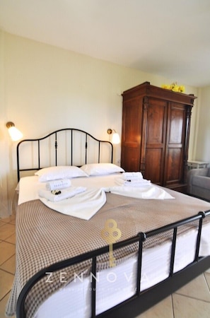 Classic Apartment, Sea View | Iron/ironing board, free WiFi