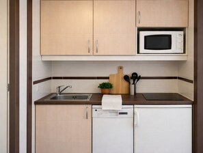 ثلاجة، ميكروويف، موقد طهي مسطح، غسالة أطباق