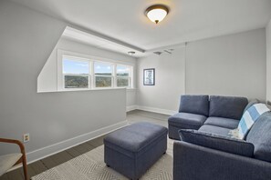 Smart TV, fireplace, offices - Emerald Victorian Patio  4+1 Bd Parking (St. John's)