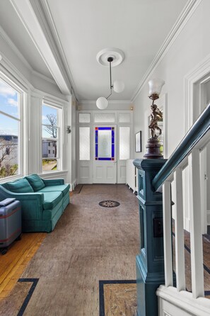 Interior - Emerald Victorian Patio  4+1 Bd Parking (St. John's)