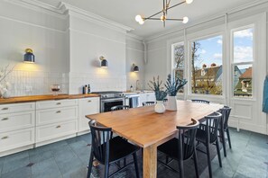 Fridge, microwave, oven, stovetop - Emerald Victorian Patio  4+1 Bd Parking (St. John's)