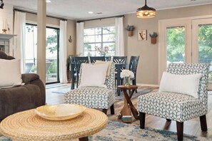 TV, fireplace, offices - Dreamy Lake Cottage, Beach, Dock, Deep Water, Boat Ramp (Mabank)
