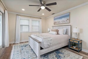 3 makuuhuonetta, työpöytä, silitysrauta/-lauta, vauvan matkasänky