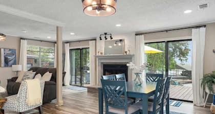 Dreamy Lake Cottage, Private Beach, Deep Water, Boat Ramp