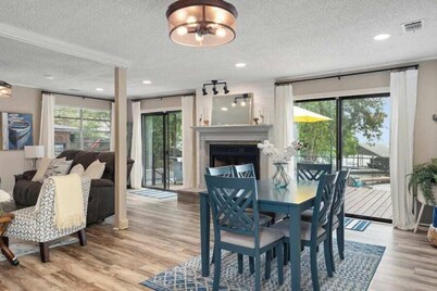 Dreamy Lake Cottage, Private Beach, Deep Water, Boat Ramp