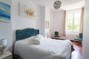 3 slaapkamers, een strijkplank/strijkijzer, reisbedje, wifi