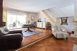 Interior - Le Mas du Chateau in Provence, a charming 18th century residence (Le Pontet)