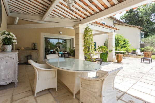 Outdoor dining - Le Mas du Chateau in Provence, a charming 18th century residence (Le Pontet)