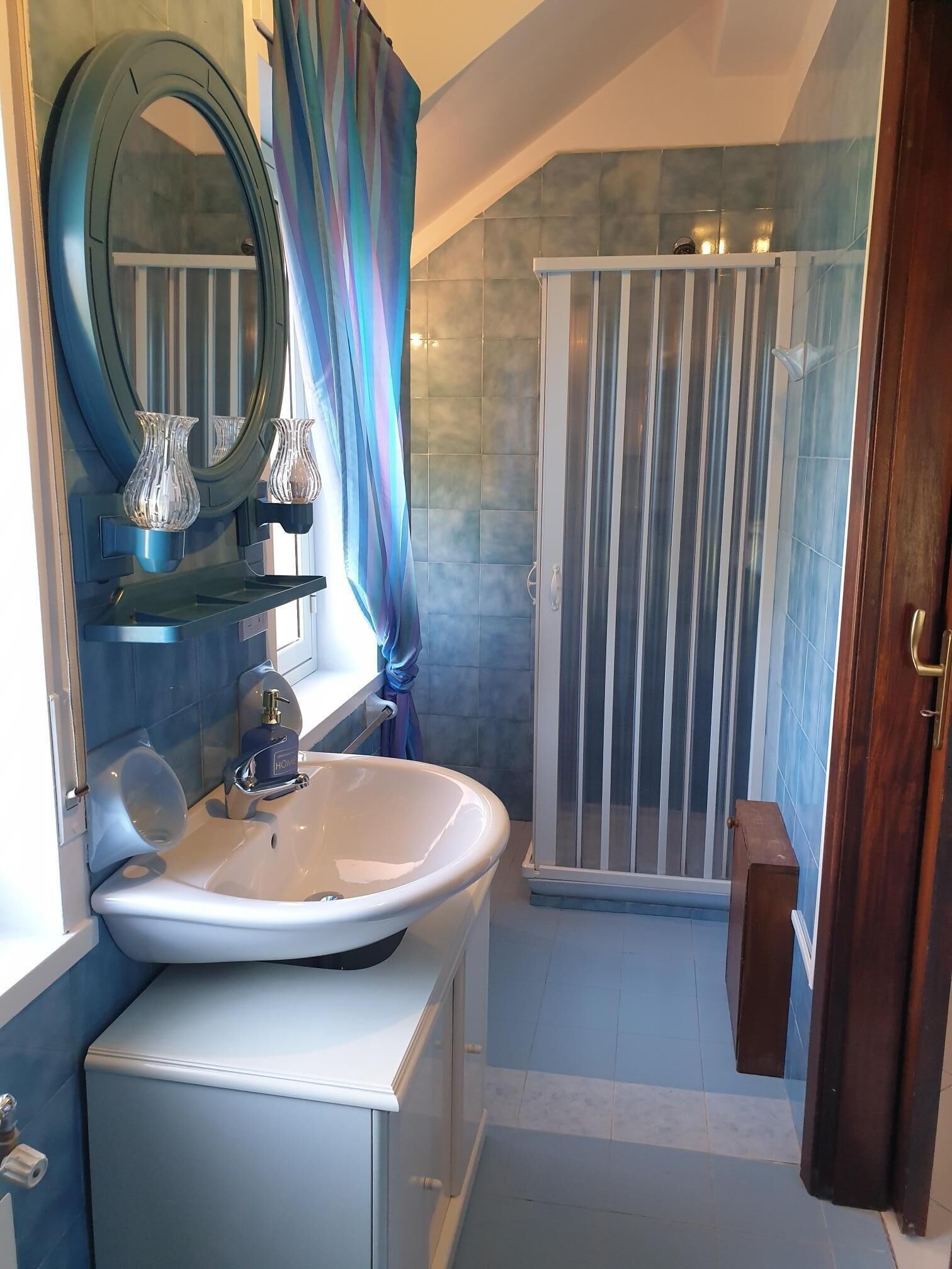 Douche, articles de toilette écologiques, sèche-cheveux, bidet