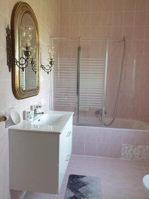 Shower, eco-friendly toiletries, hair dryer, bidet - 2 Bedroom Apartment in Maugeri (Maugeri)