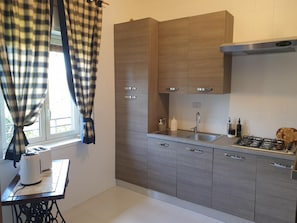 Jääkaappi, mikroaaltouuni, uuni, kahvin-/teenkeitin