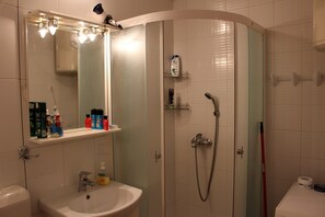 Douche, séchoir à cheveux, serviettes fournies, savon