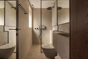 Suite clásica, vista a la ciudad | Baño | Regadera y toallas
