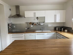 Lave-vaisselle, blender, batterie de cuisine, vaisselle et ustensiles