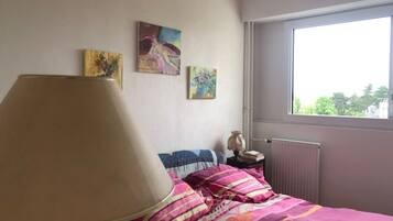 2 chambres, bureau, fer et planche Ă repasser, draps fournis