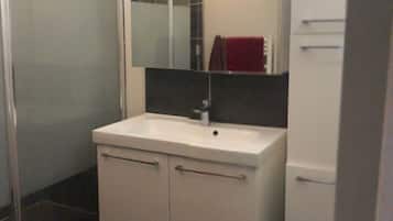 Douche, sĂšche-cheveux, serviettes fournies, savon