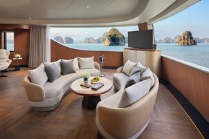 Presidential Suite | In-room safe, desk, soundproofing, bed sheets