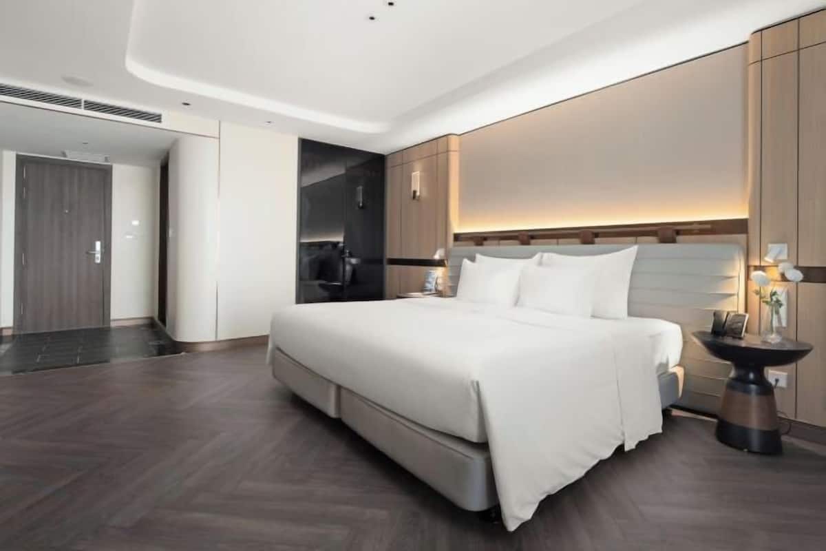 1 habitación, caja de seguridad en la habitación y escritorio