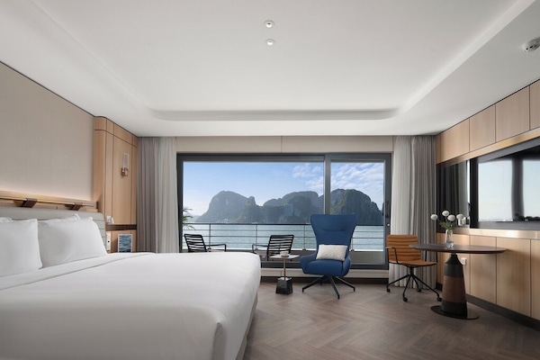 Een kluis op de kamer, een bureau, geluiddichte muren, beddengoed