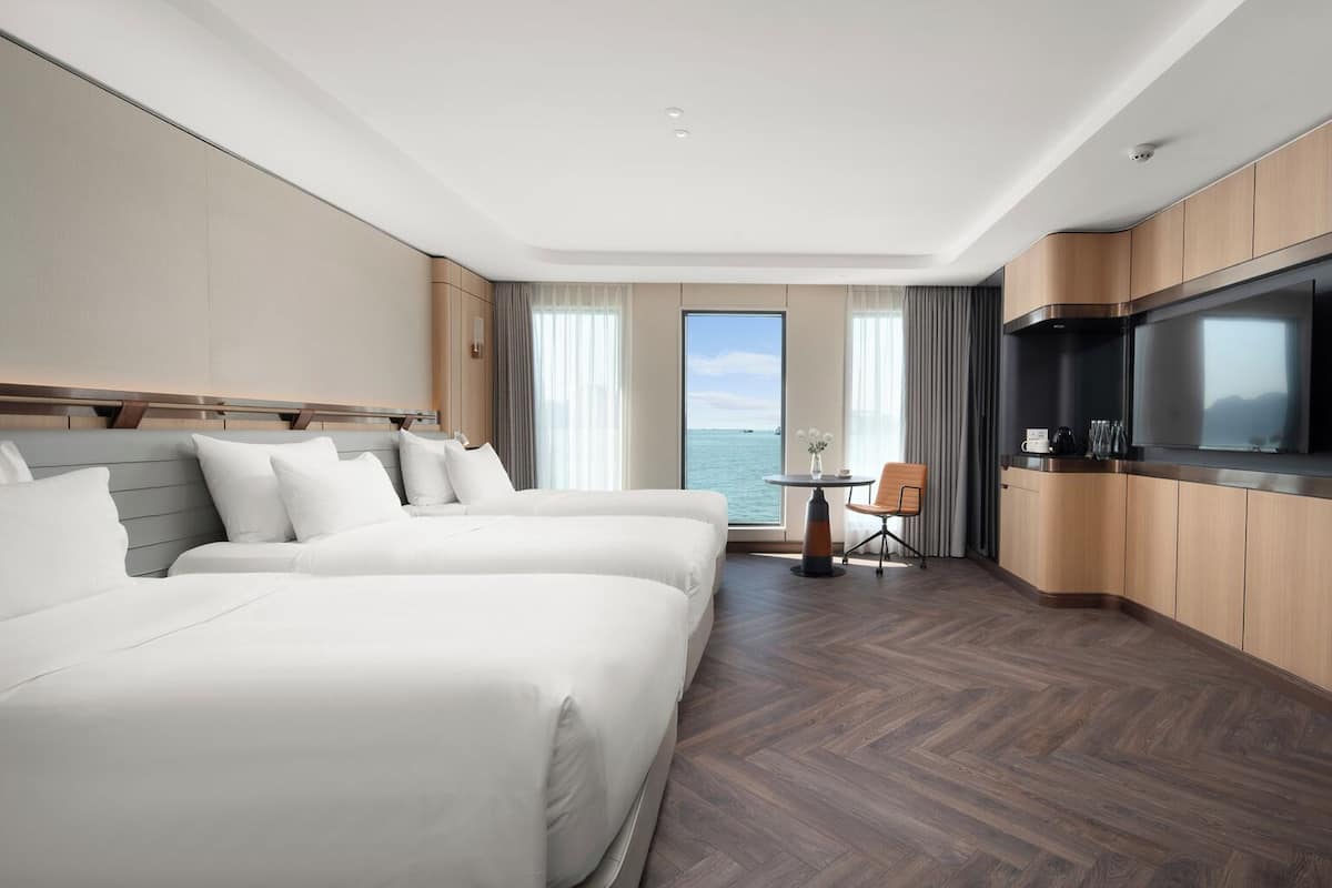 Driepersoonskamer, uitzicht op oceaan (Suite) | 1 slaapkamer, een kluis op de kamer, een bureau, geluiddichte muren