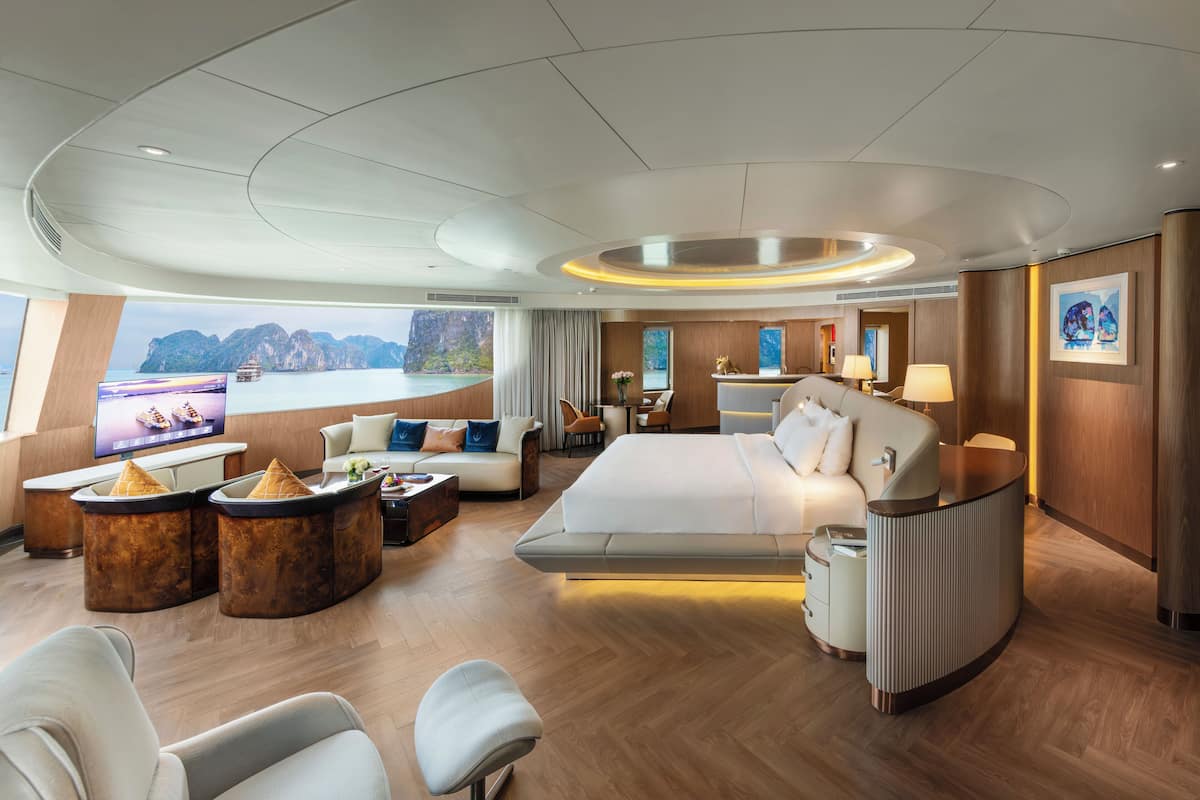 Presidential Suite | In-room safe, desk, soundproofing, bed sheets