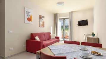 Appartamento Standard | Area soggiorno | TV a schermo piatto 45 pollici con canali satellitari