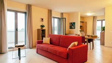 Deluxe-Apartment | Wohnbereich | 45-Zoll-Flachbildfernseher mit Satellitenempfang