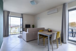 Apartament Elite | Sala d'estar | Televisor de pantalla plana de 45 polzades amb canals per satèl·lit