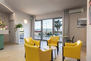 朝食 (ビュッフェ)、毎日提供 (無料)