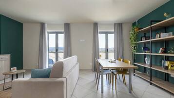 Superior-Apartment | Wohnbereich | 45-Zoll-Flachbildfernseher mit Satellitenempfang