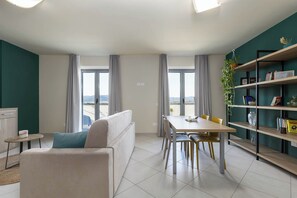 Apartamento superior | Zona de estar | Televisión de pantalla plana de 45 pulgadas con canales por satélite