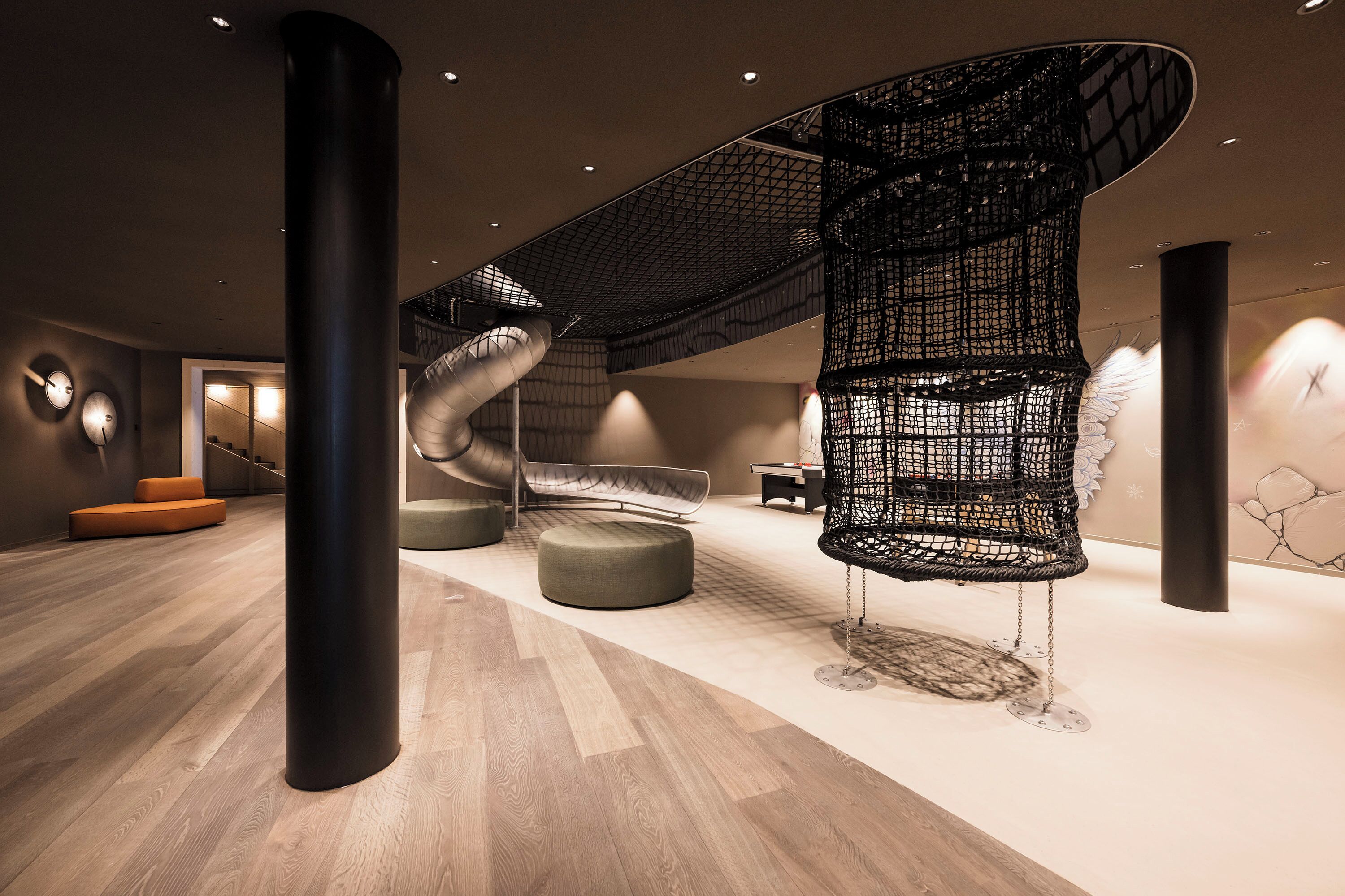 Ein modernes Interieur mit einer Wendeltreppe, Holzboden und zeitgenössischer Sitzmöbel.