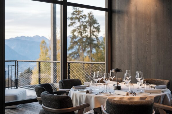 Aperto a colazione, pranzo e cena, con vista sul giardino 