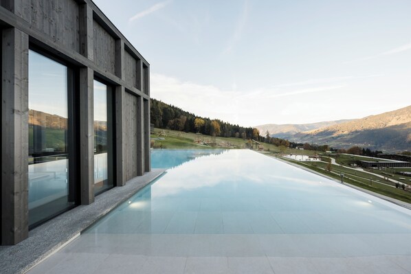 3 albercas techadas, alberca al aire libre y camas balinesas gratuitas