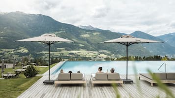 3 piscinas cubiertas, una piscina al aire libre