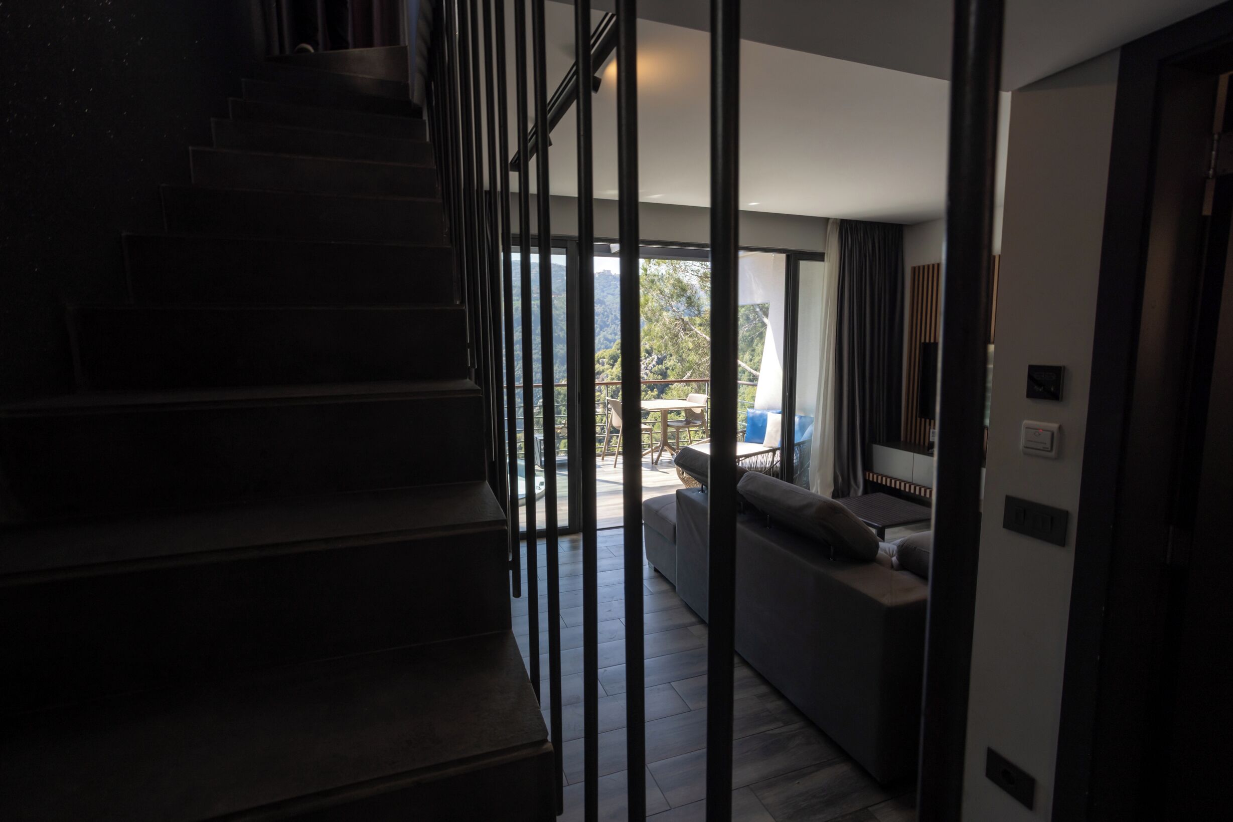 Un intérieur moderne avec un escalier menant à un balcon.
