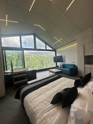 Habitación doble Deluxe, vista a la montaña | Caja de seguridad en la habitación y tabla de planchar con plancha 